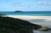 Blauer Himmel und blaues Meer am Strand