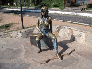 Bronze Statue von Brigitte Bardot in Buzios (Brasilien)