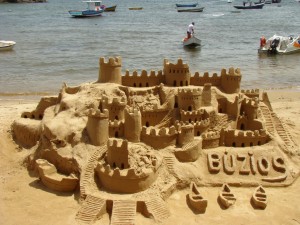 Sandburg am Strand von Buzios (Urlaub in Brasilien)