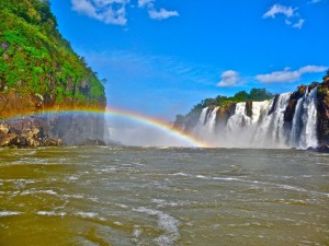 Iguazu-Wasserfälle mit Regenbogen (Foz do Iguacu)