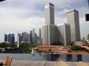 Blick vom Dach des Naumi Hotel Singapur